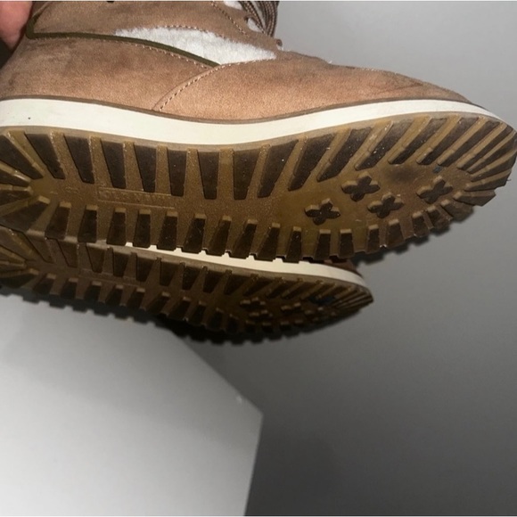 Boots - Picture 2 of 7